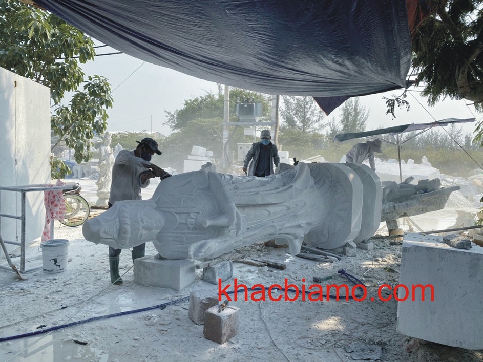 Tượng đá trắng